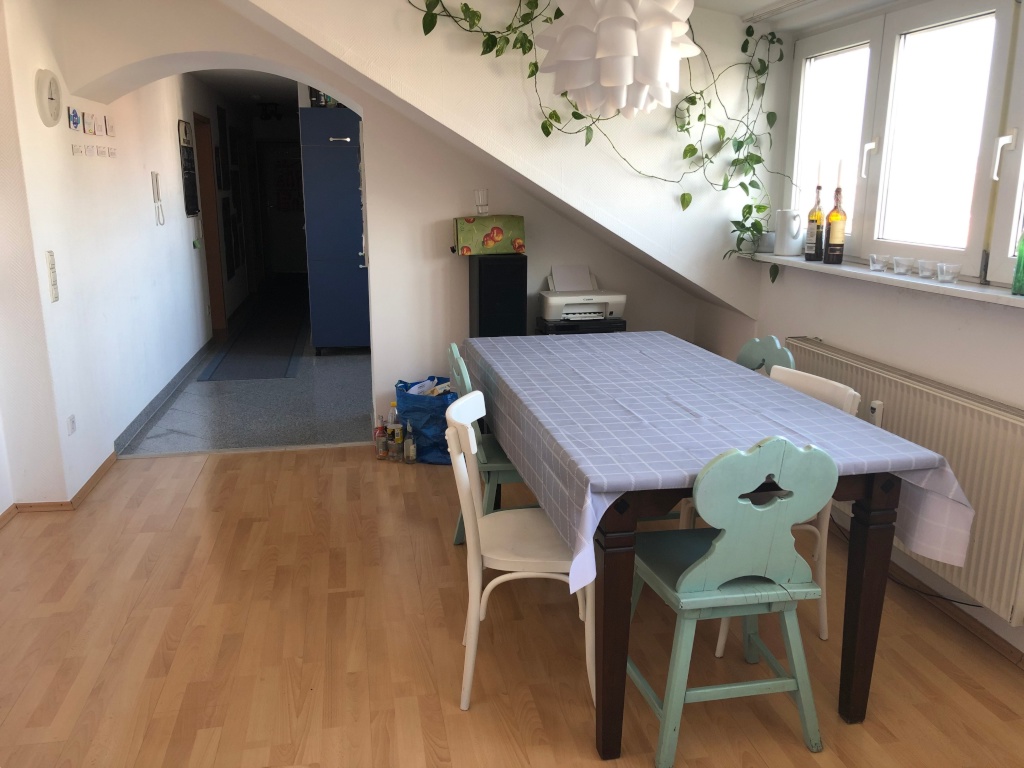 WG-Zimmer Feuerbach Oswald-Hesse-Str. 26 - Wohnzimmer Esstisch