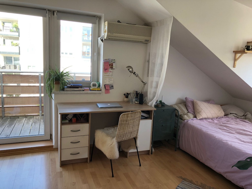 WG-Zimmer Feuerbach Oswald-Hesse-Str. 26 - Zimmer Schreibtisch