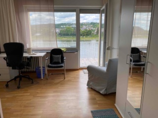 Anzeigenbild: Schönes Zimmer mit gr. Balkon zum Rhein für Pendler, Studenten, Azubis