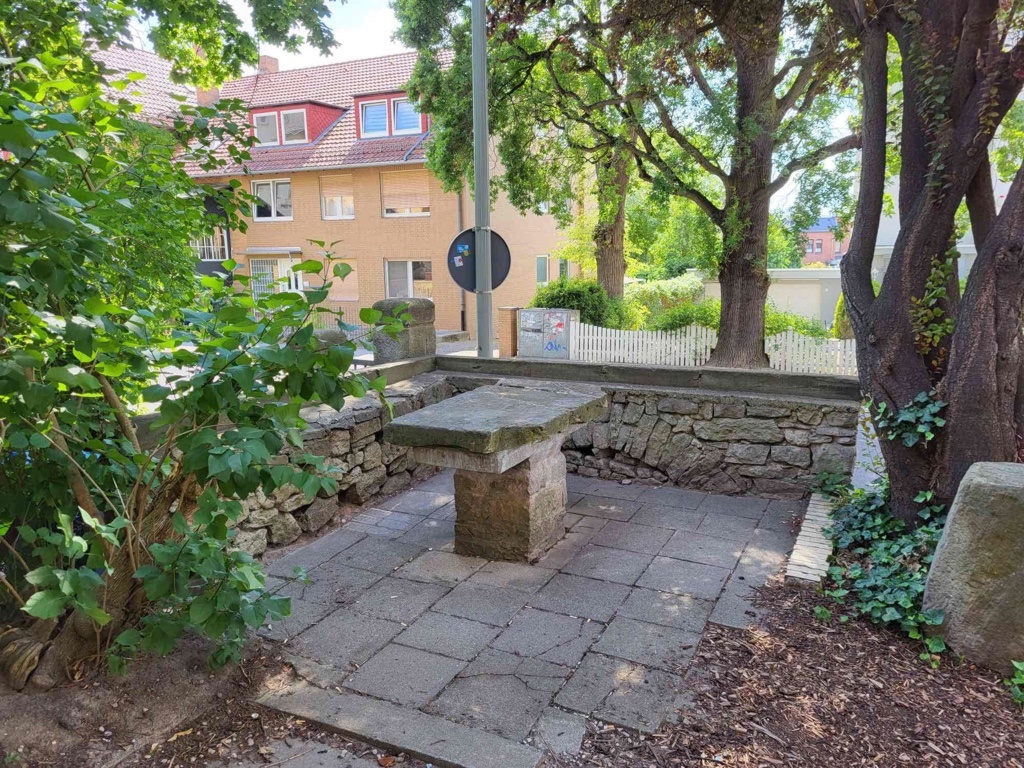 WG-Zimmer Ostviertel Friedländerweg 57 - Tisch für gesellige Runden vor dem Haus