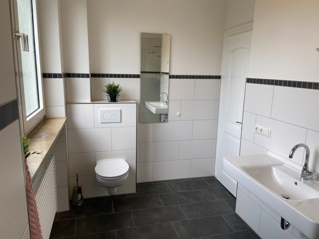 WG-Zimmer City Bürgerreuther Straße 31 - Bad in der ersten Etage von der Dusche aus gesehen.