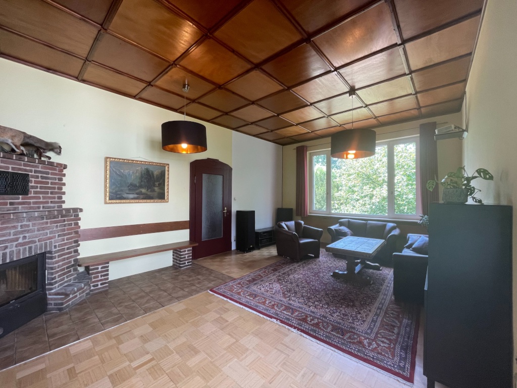 WG-Zimmer City Bürgerreuther Straße 31 - Sitzecke und Leinwand in unserem Wohnzimmer.