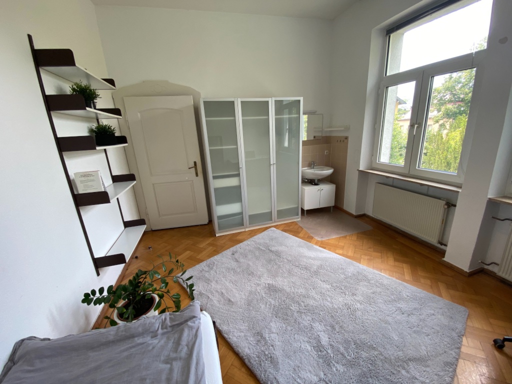 WG-Zimmer City Bürgerreuther Straße 31 - Zimmerbeispiel. In jedem Zimmer befindet sich ein Kleiderschrank und ein Waschbecken.