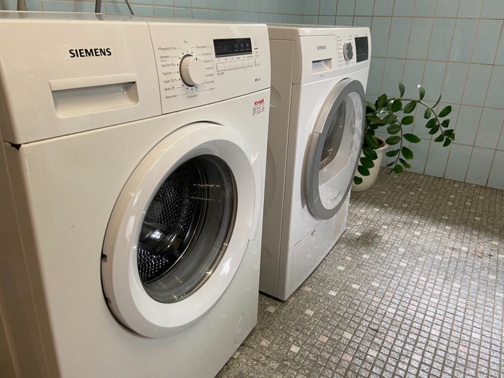 WG-Zimmer City Bürgerreuther Straße 31 - Waschküche mit Waschmaschine und Trockner
