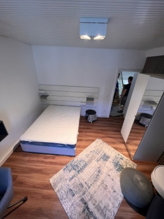 Ab sofort drei Zimmer frei - Zentrales Stadthaus in Frankfurt-Preungesheim in der Nähe der U-Bahn Station - Möbel, WLAN, Waschmaschine, Fitnessraum, Garten mit Terrasse u.v.m. ist inklusive