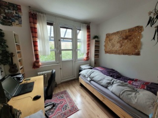 Zentrales, ruhiges 10 m2 WG-Zimmer in 2-stöckiger 4er-WG mit Tür zum Garten