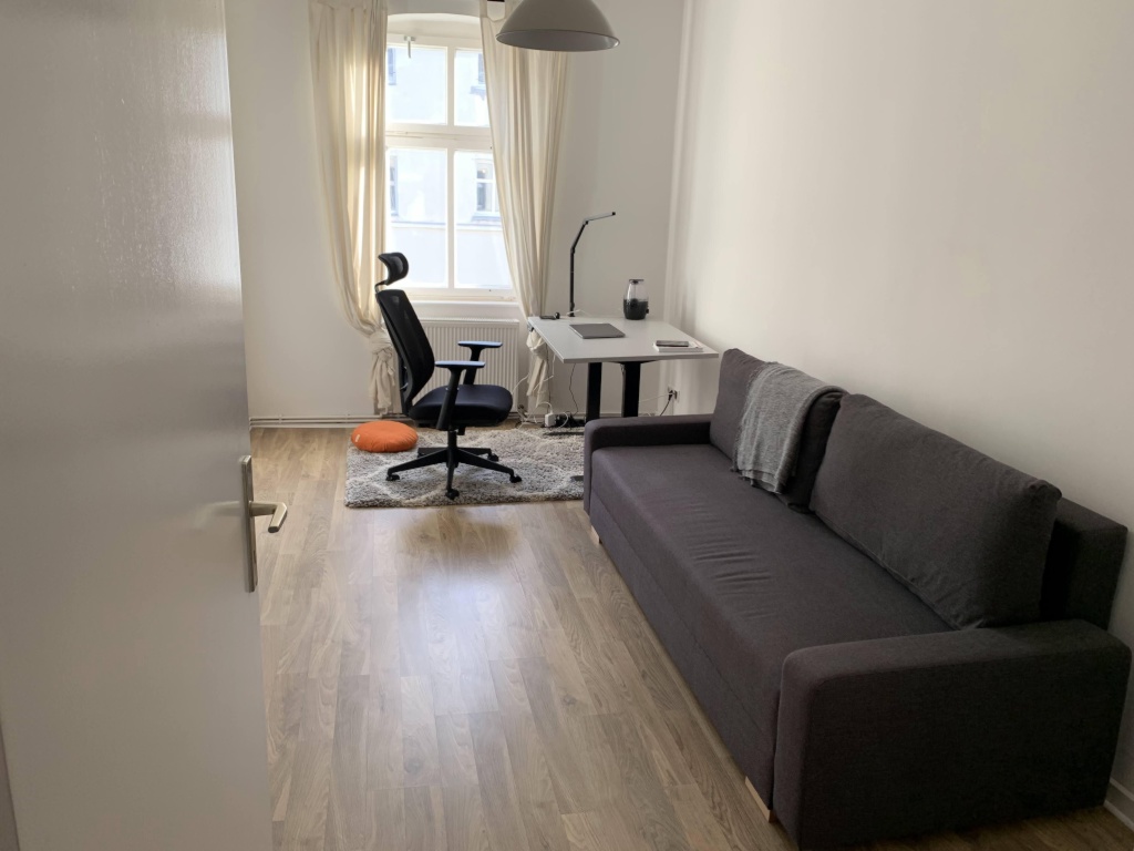 Möblierte helle 2-Zimmer-Wohnung im Zentrum, alle inbegriffen Furnished bright 2-room apartment in the center, all included