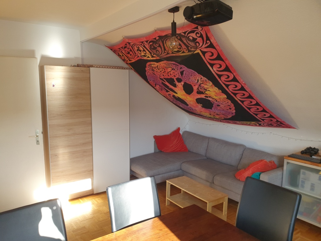 WG-Zimmer Kirchheim Oppelner Str. - Wohnzimmer vom Fenster