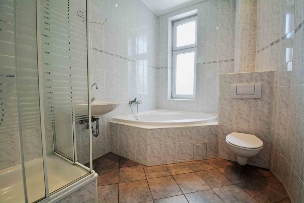 Flatshare Treptow Heidekampweg 49 - Bath tub and separate Dusche