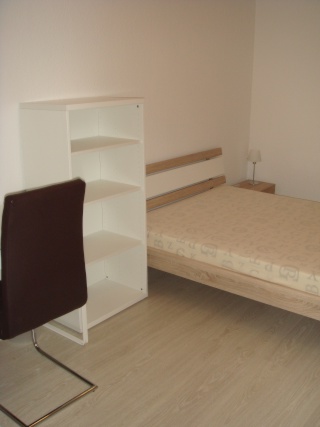 Anzeigenbild: zum 01.08. oder 15.08.2026: Helles möbliertes Zimmer in LÖ-Mitte (ca. 13 qm)