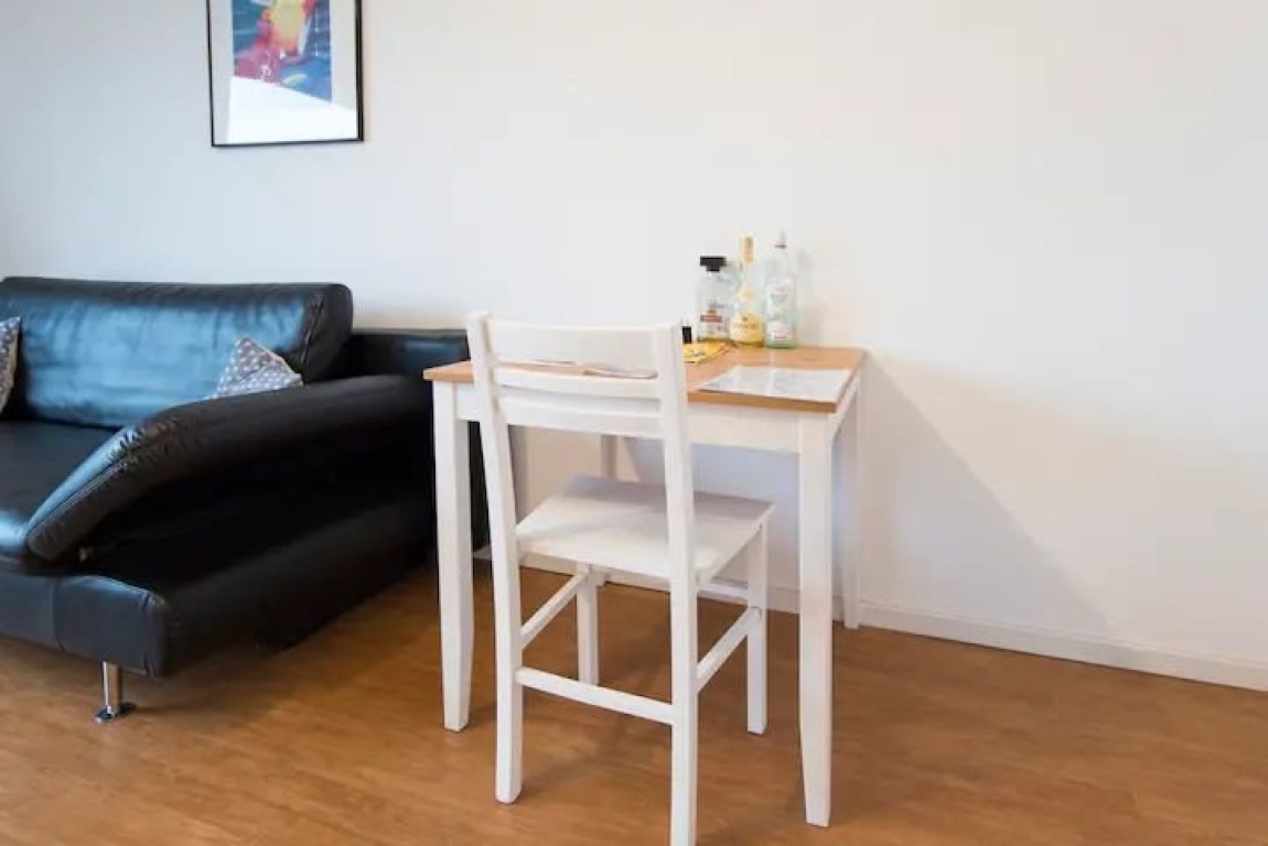 Helle, möblierte 2-Zimmer-Wohnung Düsseldorf mit Küche + Balkon – 40472 Düsseldorf Rath – Vorschaubild 5