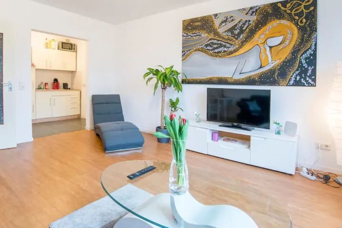 Helle, möblierte 2-Zimmer-Wohnung Düsseldorf mit Küche + Balkon – 40472 Düsseldorf Rath – Vorschaubild 2