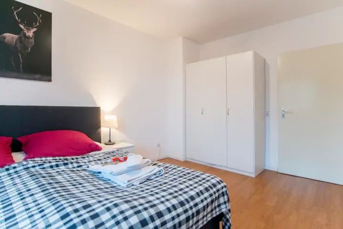 Helle, möblierte 2-Zimmer-Wohnung Düsseldorf mit Küche + Balkon – 40472 Düsseldorf Rath – Vorschaubild 3