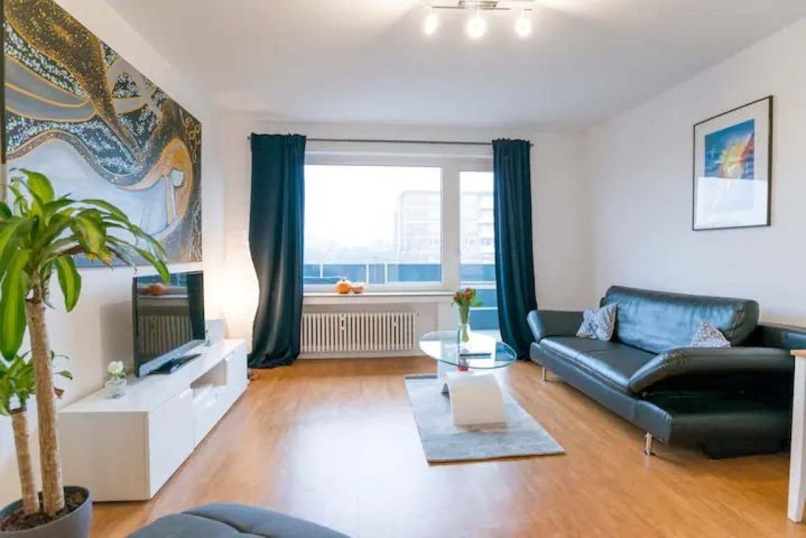 Helle, möblierte 2-Zimmer-Wohnung Düsseldorf mit Küche + Balkon
