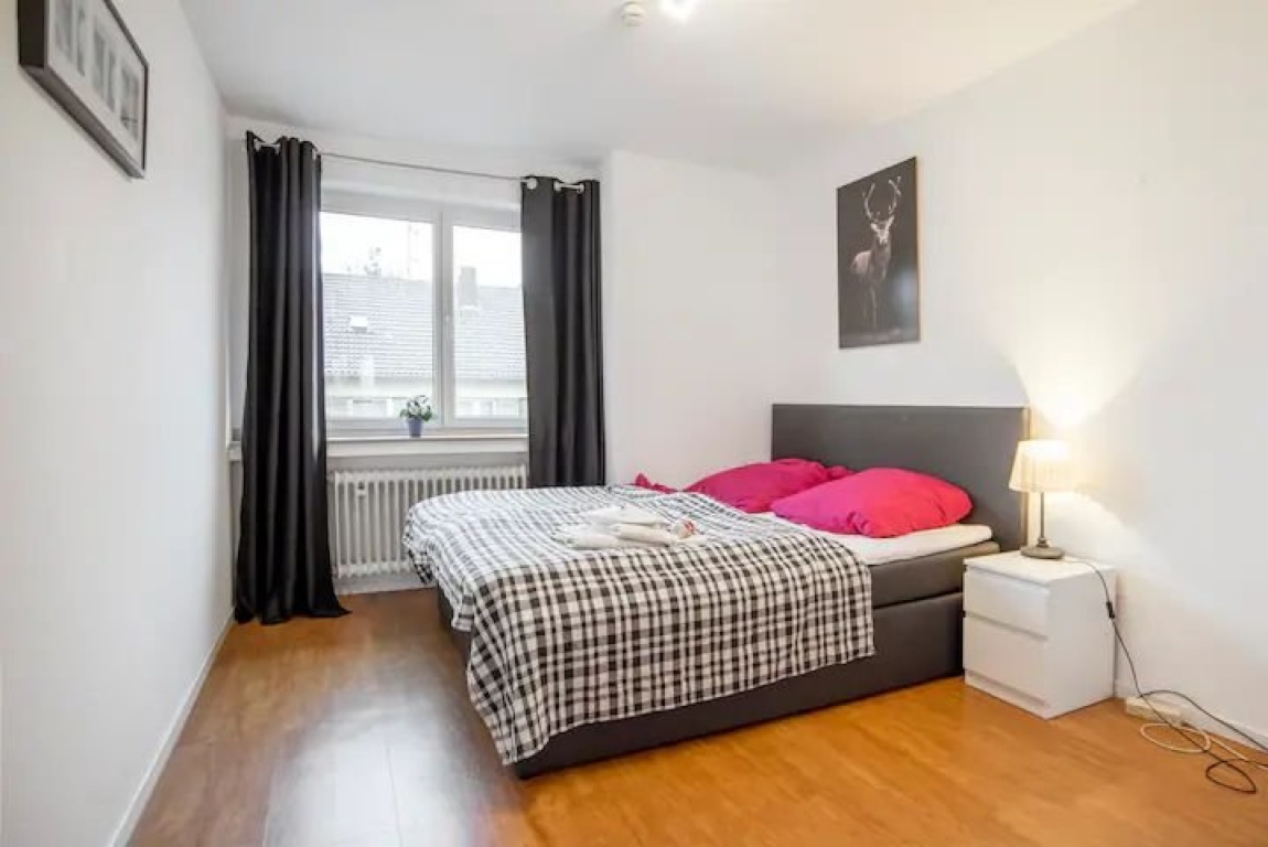 Helle, möblierte 2-Zimmer-Wohnung Düsseldorf mit Küche + Balkon – 40472 Düsseldorf Rath – Vorschaubild 4