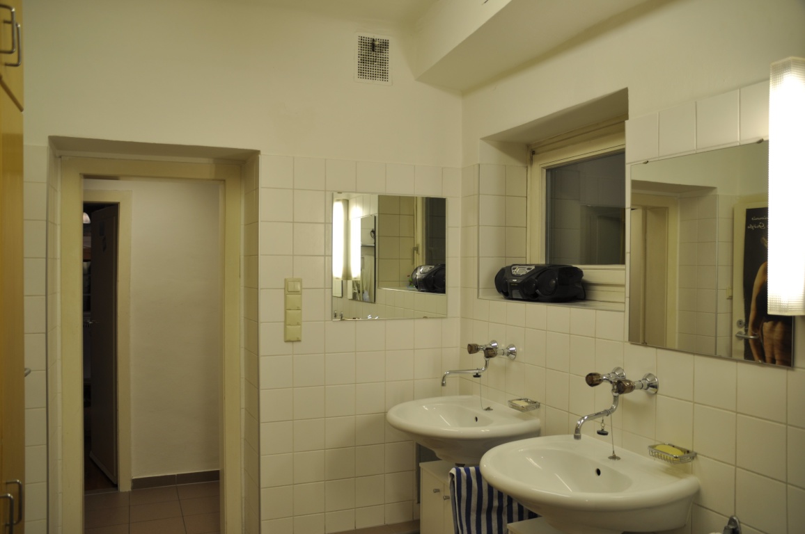 WG-Zimmer Schottentor Mölker Bastei 14 - Gemeinsames Badezimmer