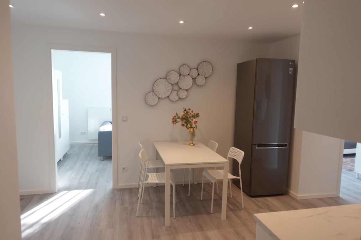 WG-Zimmer Innenstadt An der Staufenmauer 11 - Tisch mit Kühlschrank, Blick in Zi 5