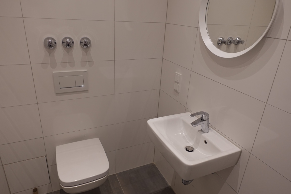 WG-Zimmer Innenstadt An der Staufenmauer 11 - 2. Toilette und Waschbecken in Badezimmer Nr. 2