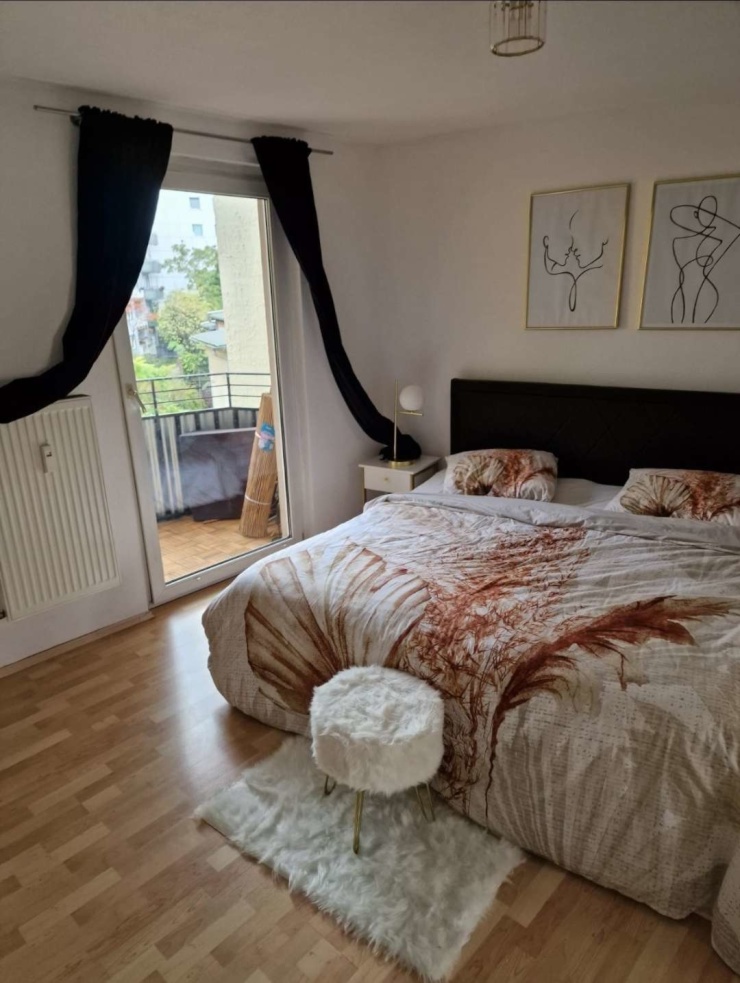 2 WOCHEN BEFRISTET Zwei Zimmer Wohnung mit Sonnenlicht vom Balkon Wohnung in Frankfurt
