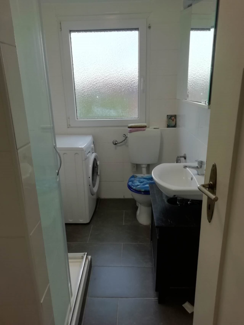 ein Zim. frei von möbiliziert Vier Zimmer Wohnung 7Km von Zentrum, mit Garten Parkplatz/one room free from furnitured four rooms apartment with garten and parkplace – Nürnberger str 100, 70374 Stuttgart Bad Cannstatt – Vorschaubild 6