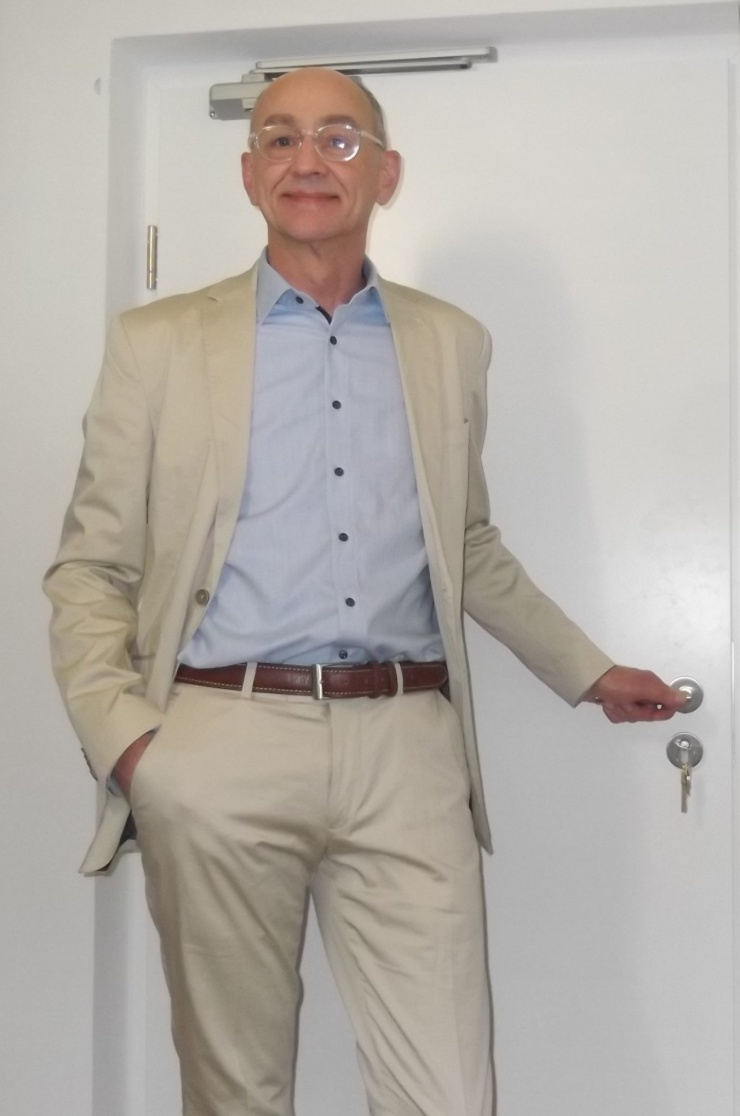 Anzeigenbild: Ruhiger Mann 56 sucht 1-2 Zi., Wohnung in München plus 30Km, S-Bahn Bereich. Sehr gerne gegen Mithilfe, Gesellschaft, Betreuung, Haus, Tiere, Garten. Führerschein vorhanden.