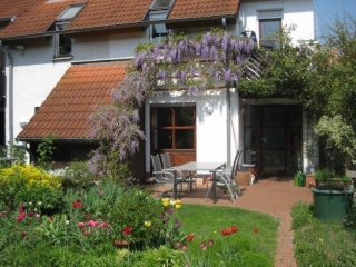 Möbiliertes Zimmer mit Balkon in Doppelhaushälfte für Wochenendheimfahrer/in