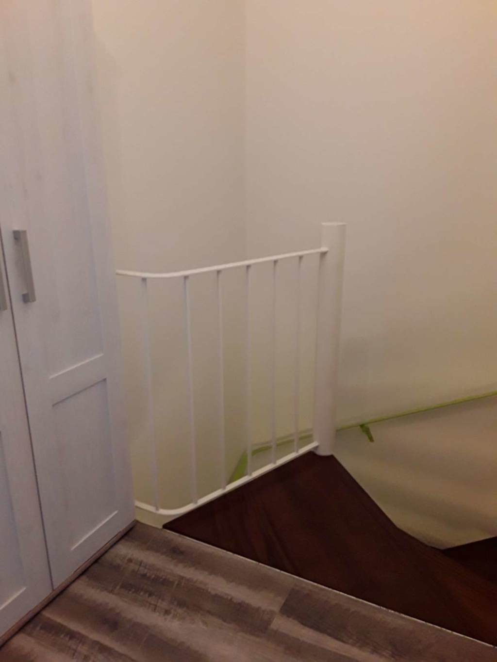 Habitación en WG Schwabach Konrad-Adenauer-Straße - Wendeltreppe oben mit Garderobenschrank