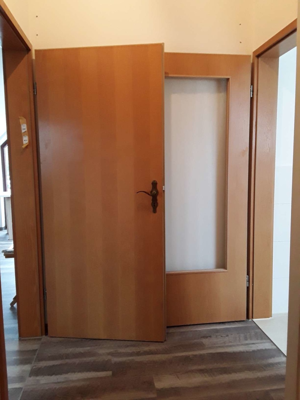 Habitación en WG Schwabach Konrad-Adenauer-Straße - Rechts Duschbad, links Wohnen