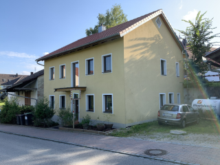 Anzeigenbild: WG-Zimmer möbliert im Studenten-Haus | Glasfaser Internet | Zimmer mit 8qm frei ab 01.11.26 | Langenbach bei Freising | Bus vor Haustür