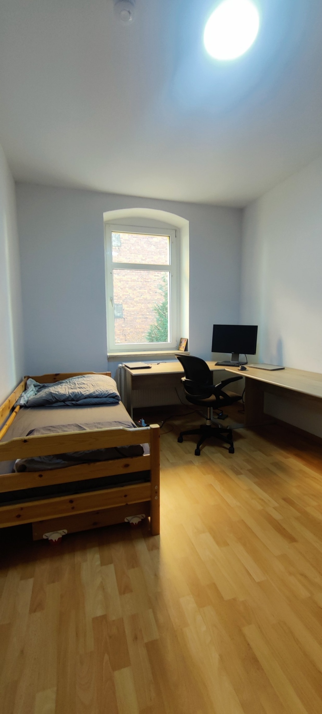 Ein komplett eingerichtetes Zimmer in einer zwei Gemeinschaftswohnung. One fully-furnished room in a two shared apartment.