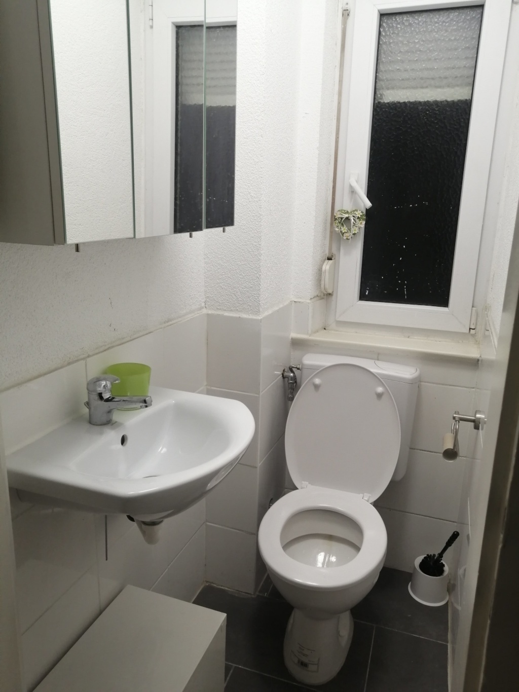 ein Zim. frei von möbiliziert Vier Zimmer Wohnung 7Km von Zentrum, mit Garten Parkplatz/one room free from furnitured four rooms apartment with garten and parkplace – Nürnberger str 100, 70374 Stuttgart Bad Cannstatt – Vorschaubild 8