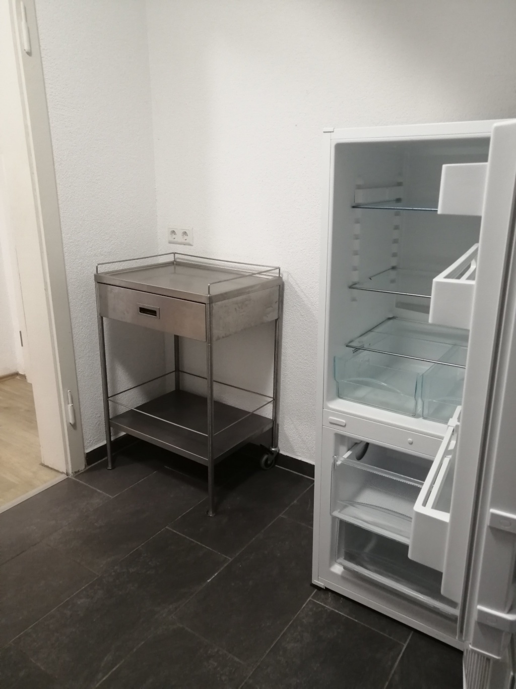 ein Zim. frei von möbiliziert Vier Zimmer Wohnung 7Km von Zentrum, mit Garten Parkplatz/one room free from furnitured four rooms apartment with garten and parkplace – Nürnberger str 100, 70374 Stuttgart Bad Cannstatt – Vorschaubild 7