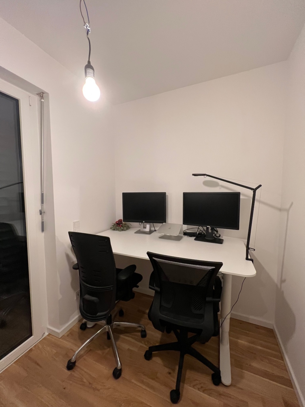 Estudio Ostend Ferdinand-Happ-Straße 16 - Arbeitsbereich mit höhenverstellbarem Tisch