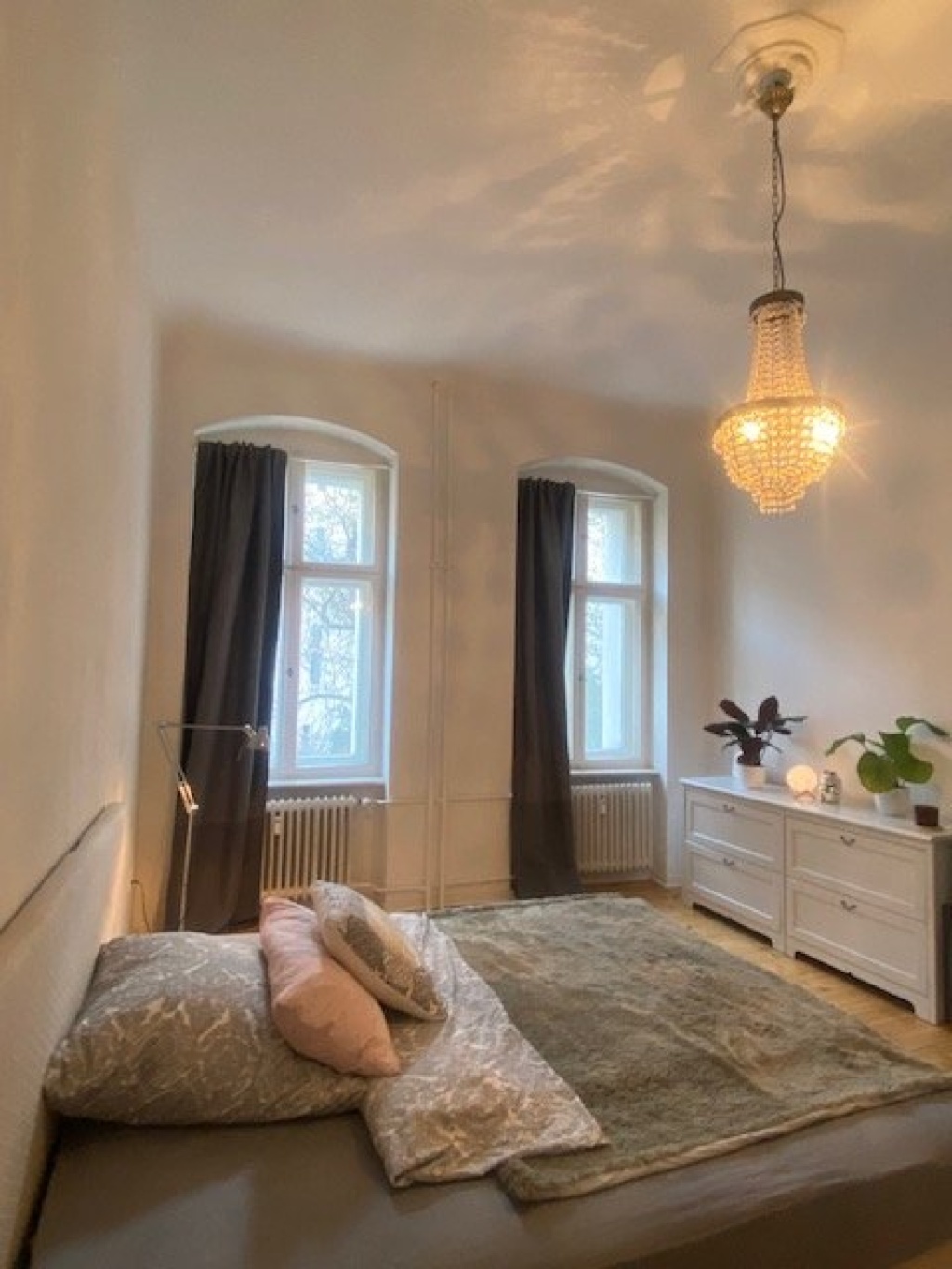 Wohnung Wilmersdorf Detmolder Str. 13 - Two large windows bed view