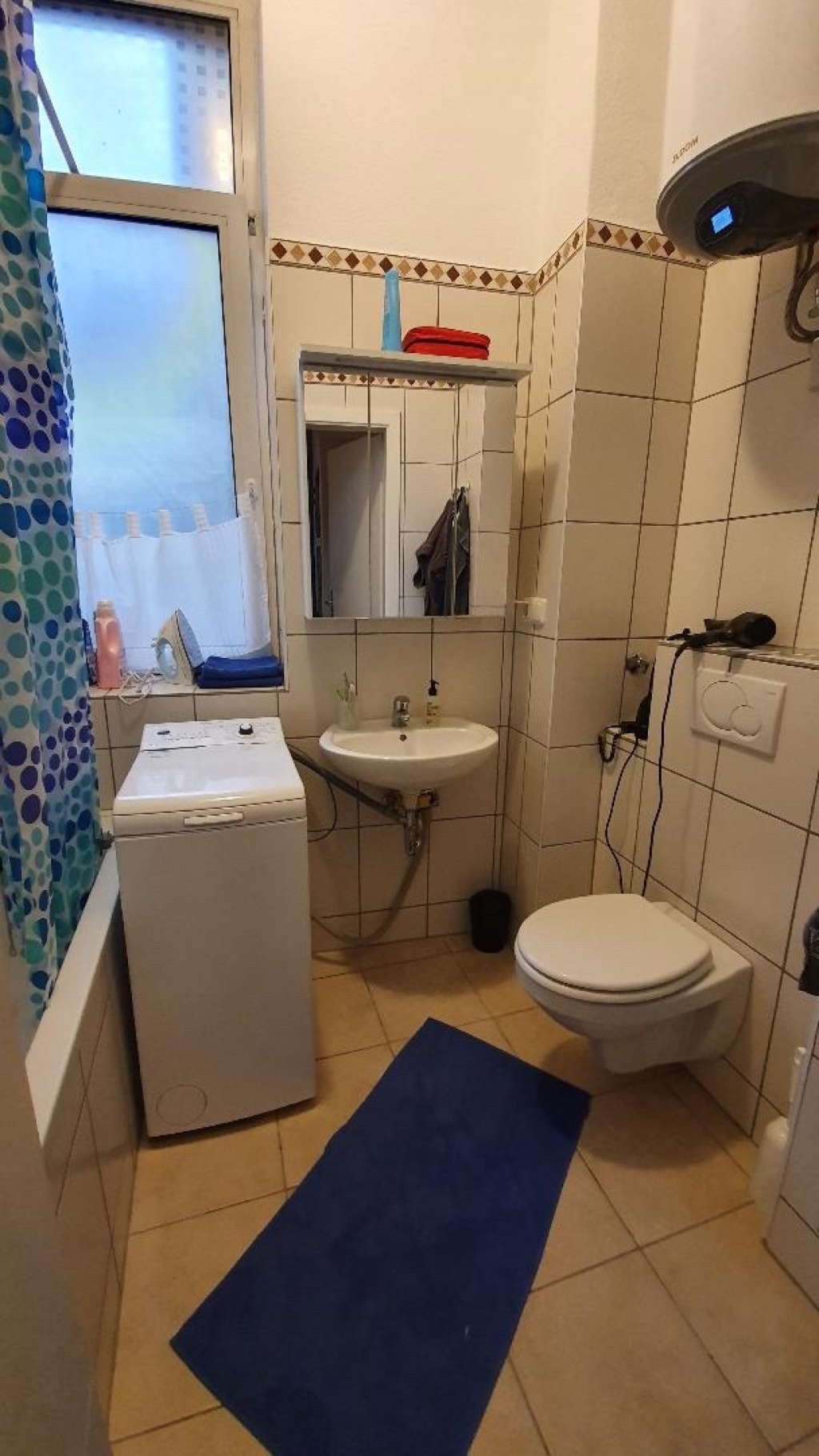 1-Zimmer-Wohnung Innenstadt Braubachstrasse 24 - Badezimmer mit Dusch-Badewanne, Waschbecken und Toilette