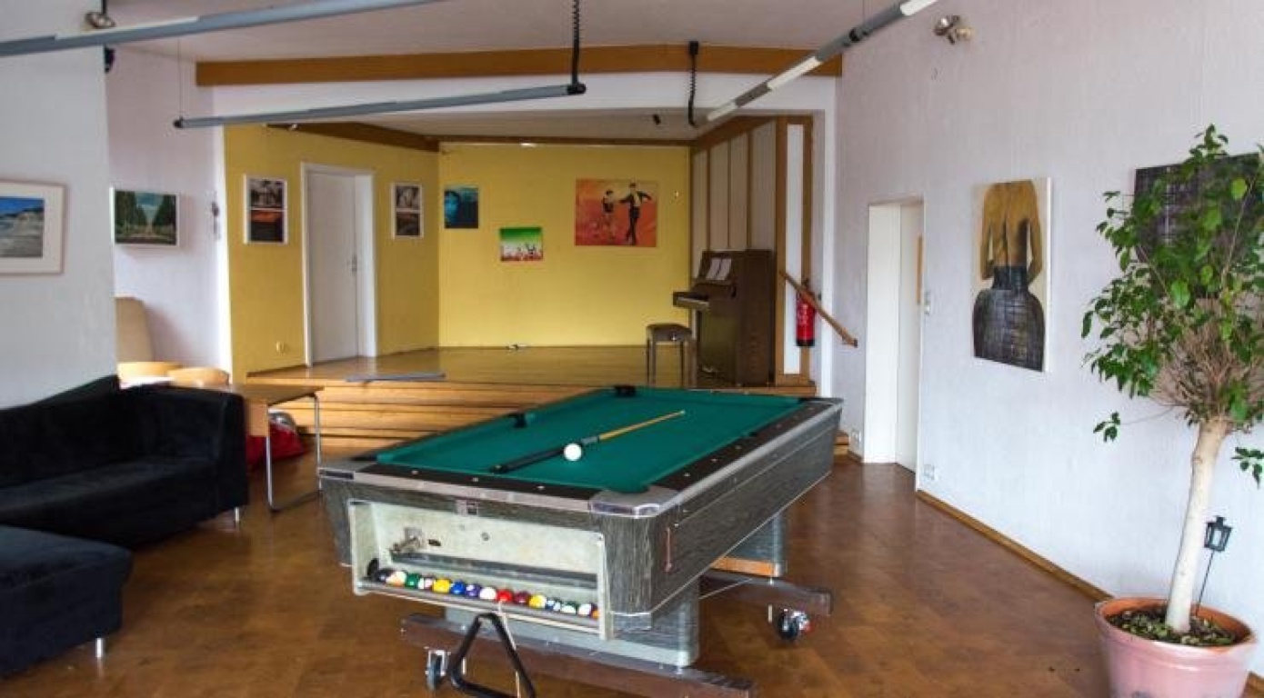 Habitación en WG Nord Mönchhaldenstraße 21 - Saal mit Klavier und Billardtisch