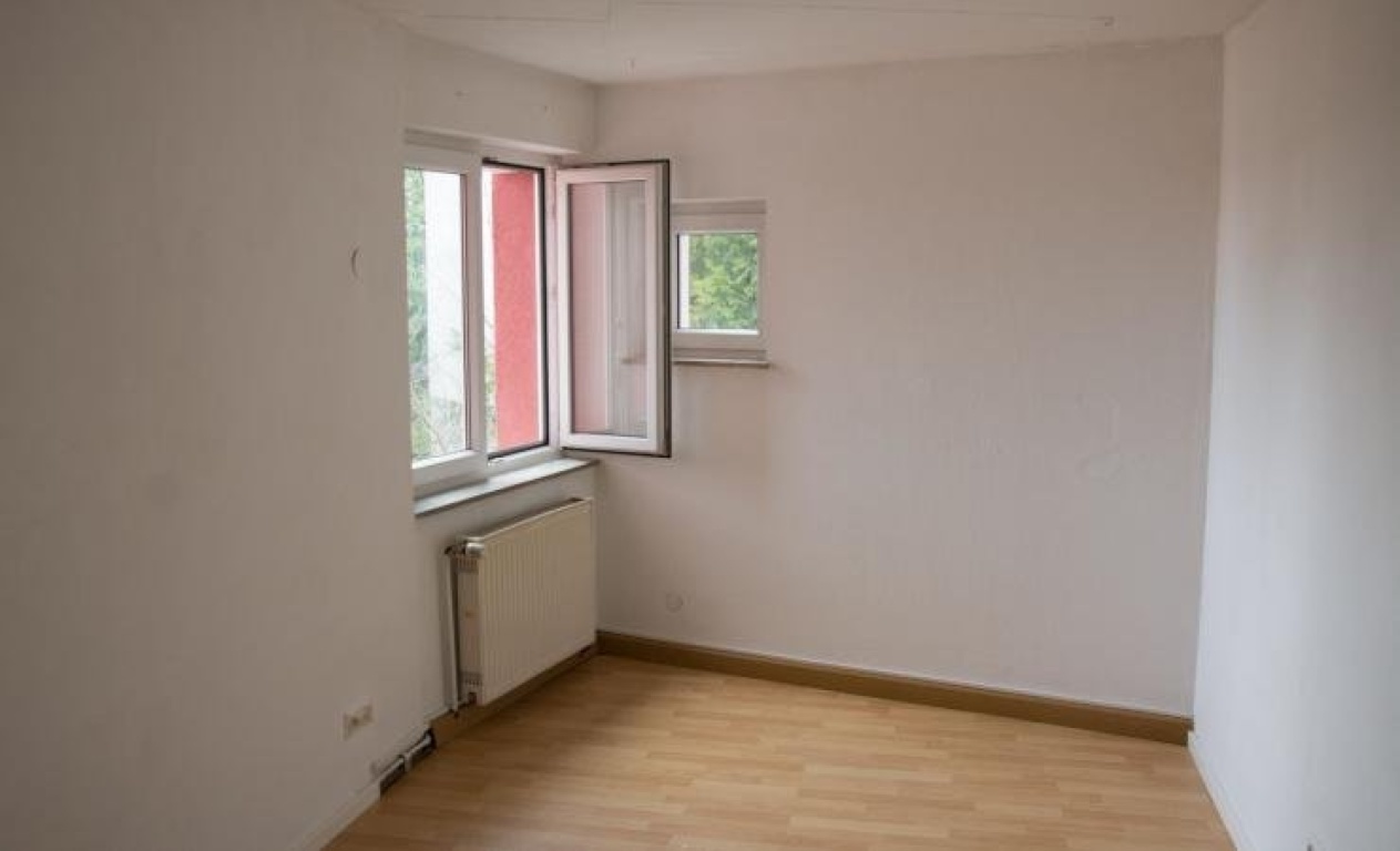 Habitación en WG Nord Mönchhaldenstraße 21 - Dein Zimmer ist unmöbliert. Ein paar Möbel wie z.B Schrank und Tisch lassen sich allerdings, falls gewünscht, vom Dachboden auftreiben