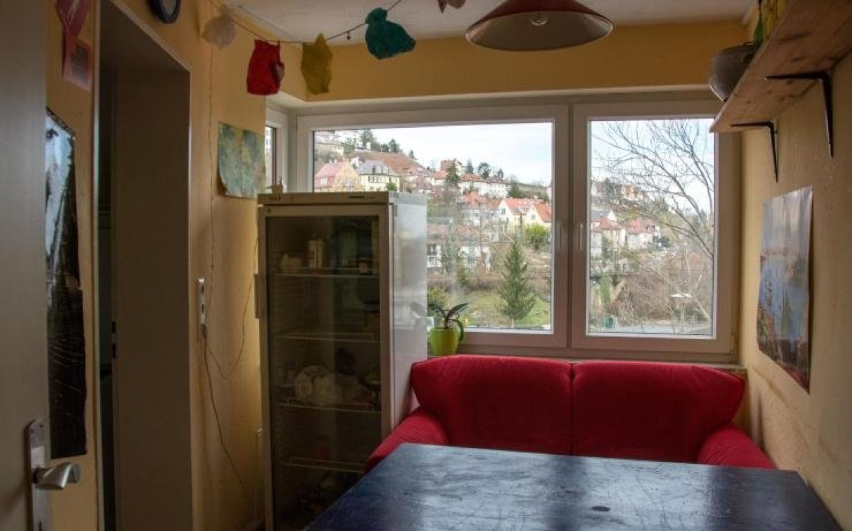 Habitación en WG Nord Mönchhaldenstraße 21 - Küche im 1. Stock mit gemütlichem Sofa