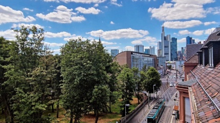 Sonniges  Zimmer in schöner Maisonette-Wohnung mit Skyline Blick in der bester Lage