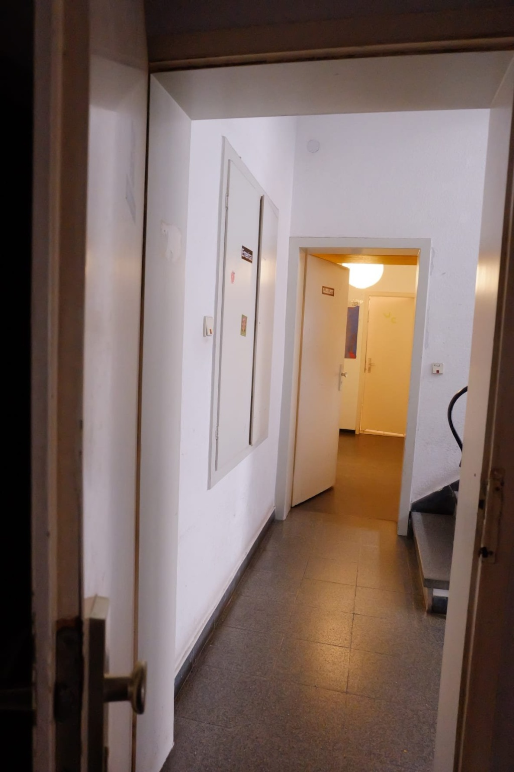 Flatshare West Herzogstrasse 13 - Gang durch den Hausflur