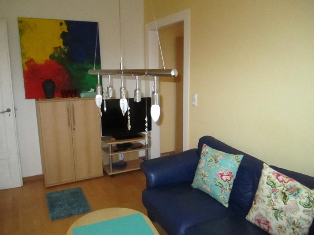 Flat Wunsch-flexibler Einzug noch im August möglich für 1 PERSON Allersbergerstrasse - Wohnen, rechts Zugang zum Schlafzimmer