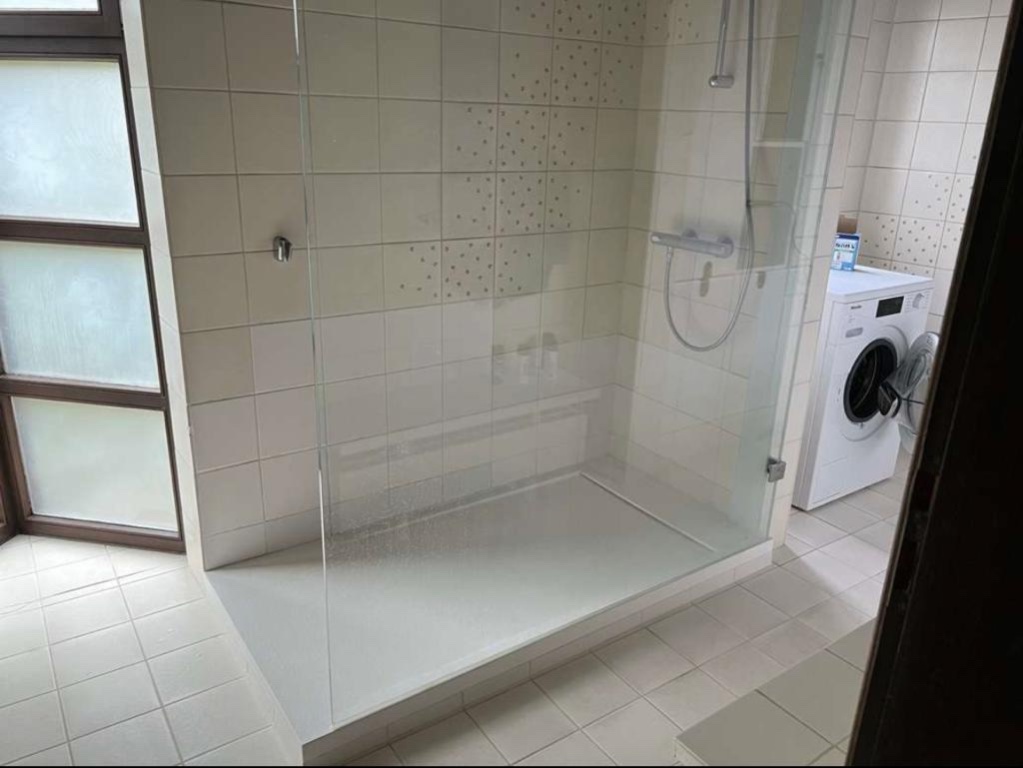 WG-Zimmer Heilbronn - - Duschbad mit Miele Waschtrockner