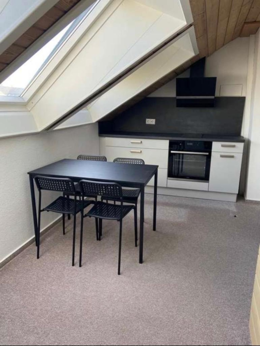 WG-Zimmer Heilbronn - - Küche mit Backofen, Herd und Geschirrspüler