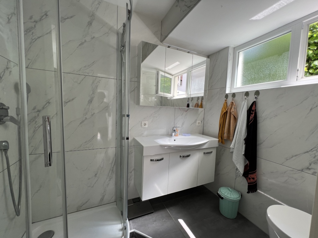 WG-Zimmer Möhringen Oberdorfstrasse - Tageslichtbad mit Regendusche im EG