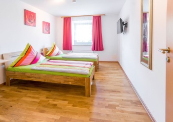 Anzeigenbild: Möblierte 2-Zimmer-Wohnung, 2 Schlafräume, Küche, Bad, nur 200 m zur U - Bahn, WIFI und LAN möglich