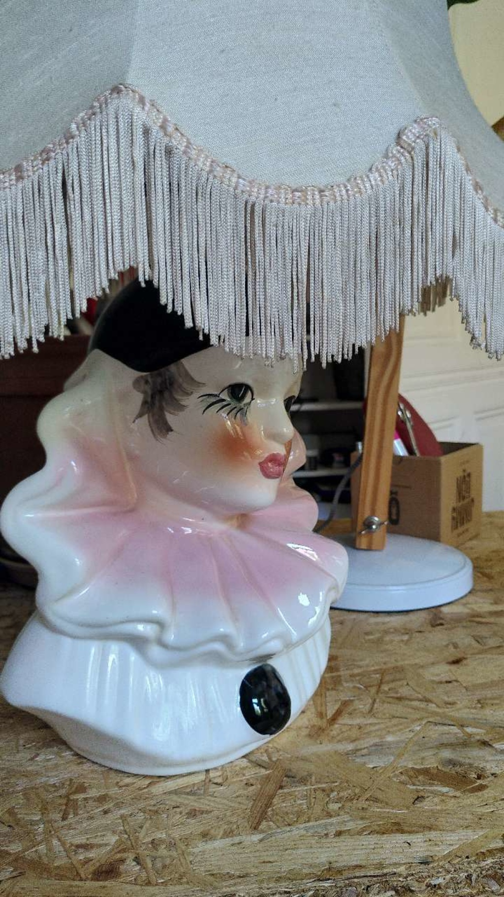 Flat Neukölln Lohmühlenstraße 38 - Sad Clown lamp