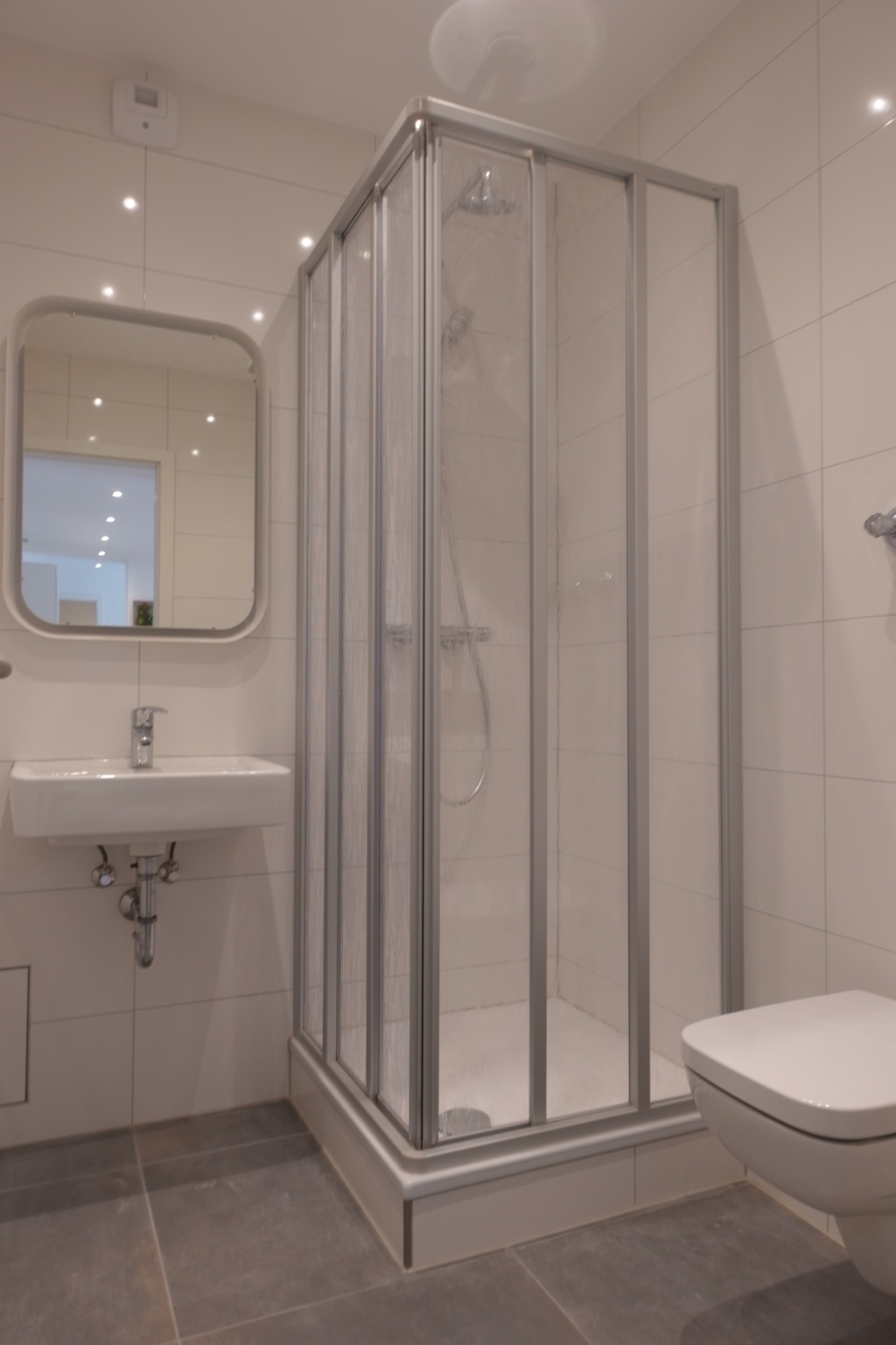 WG-Zimmer Innenstadt An der Staufenmauer 11 - kleines Badezimmer 2 mit 2. Dusche, Toilette und Waschbecken