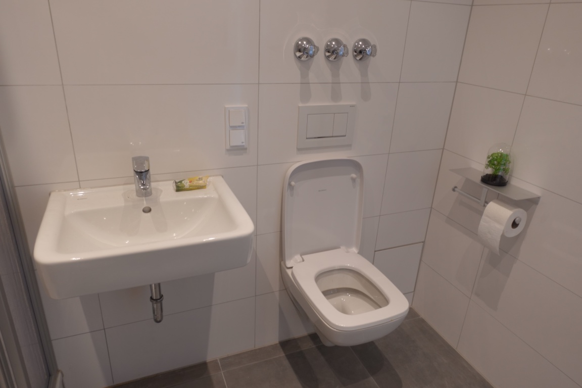 WG-Zimmer Innenstadt An der Staufenmauer 11 - Badezimmer 1 mit Waschbecken und Toilette