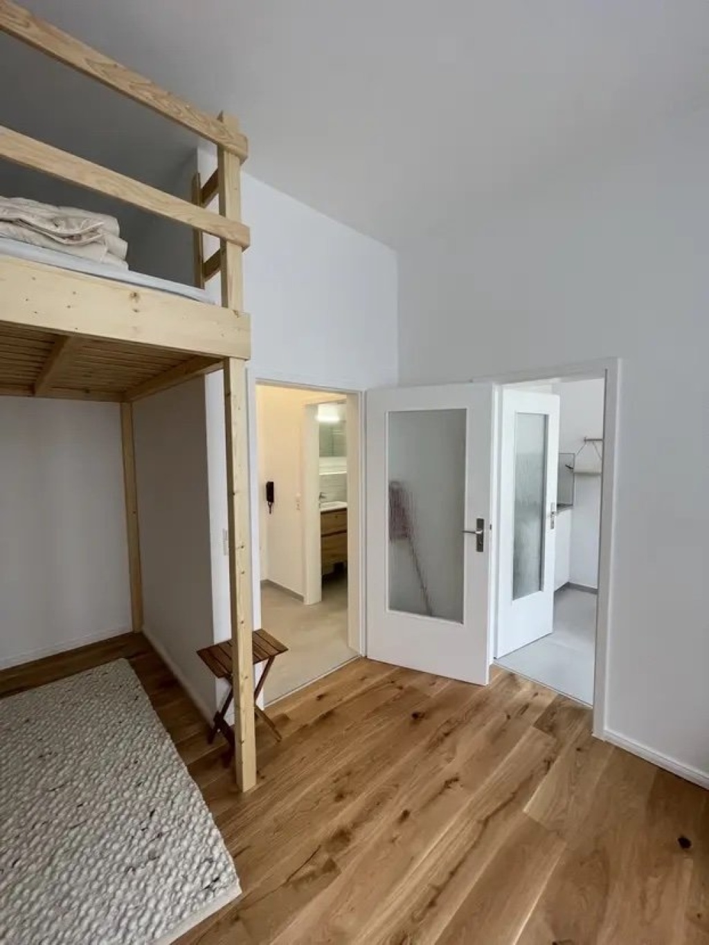 Möblierte 1-Zimmer-Wohnung im Stuttgarter Superblock mit separater Küche und Bad, Altbau, zur Zwischenmiete – Augustenstraße, 70178 Stuttgart West – Vorschaubild 4