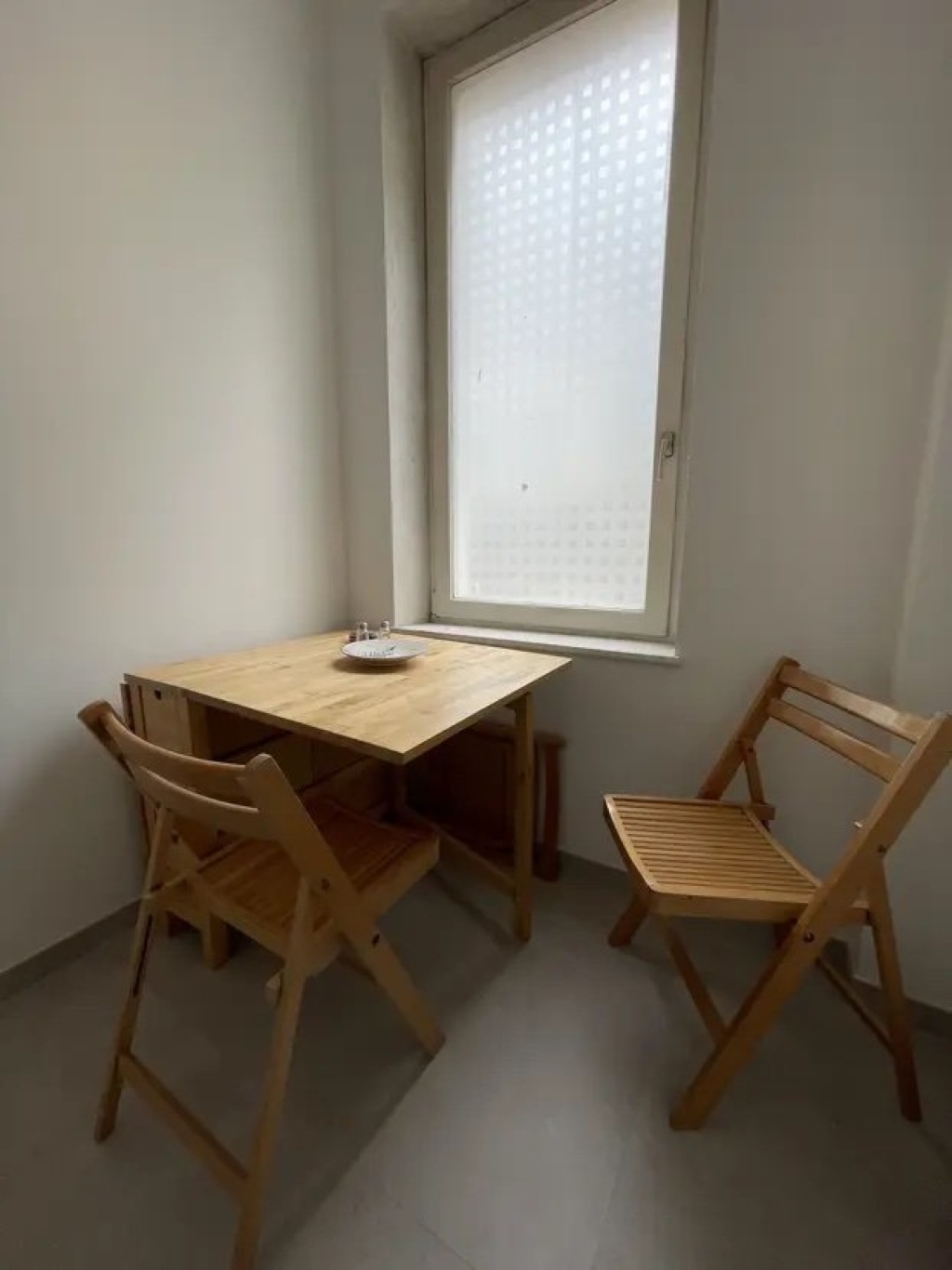 Möblierte 1-Zimmer-Wohnung im Stuttgarter Superblock mit separater Küche und Bad, Altbau, zur Zwischenmiete – Augustenstraße, 70178 Stuttgart West – Vorschaubild 3